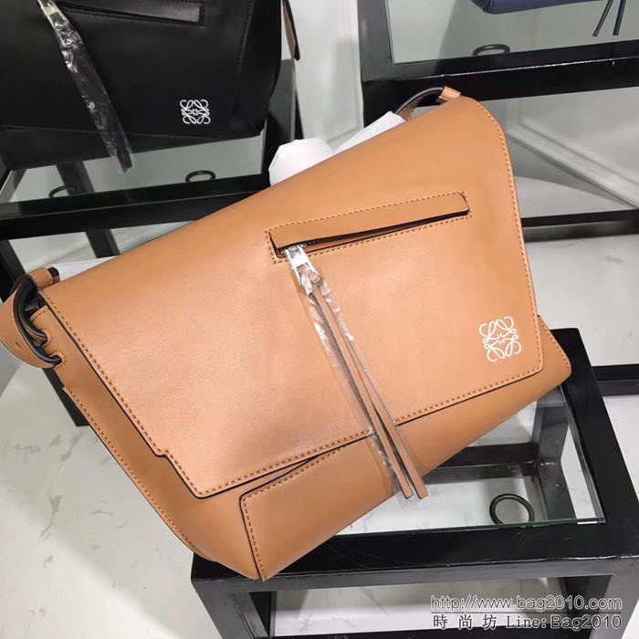 LOEWE羅意威 專櫃同步 Military Messenger 經典百搭信使包 男女同款 0169  jdl1078